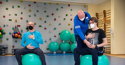 Long-Covid-Patienten beim Atemtraining mit einem Physiotherapeuten in einer Reha-Klinik für Post-Covid Erkrankte. Long-Covid-Patienten beim Atemtraining mit einem Physiotherapeuten in einer Reha-Klinik für Post-Covid Erkrankte.