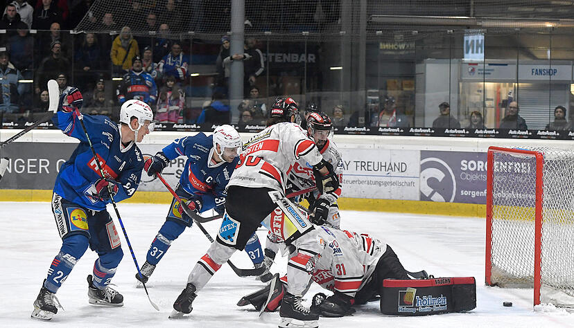 Corey Mapes (links) lauert und Frederik Cabana trifft zum 2:0 der Heilbronner Falken. Gegen Memmingen hie&szlig; es am Ende 4:3.