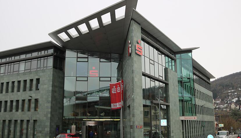 Die Hauptstelle der Sparkasse Hohenlohekreis in K&uuml;nzelsau. Eine weitere gibt es in &Ouml;hringen, dazu 14 Filialen &uuml;ber den gesamten Kreis verteilt. Im digitalen Beratungs-Center arbeiten neun Kr&auml;fte.