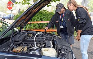Mit Taschenlampe und geschultem Blick entgeht Klaus Kirsch bei der technischen Abnahme nichts. Beim BMW von Hannah Jule Baier gibt es nichts zu beanstanden.