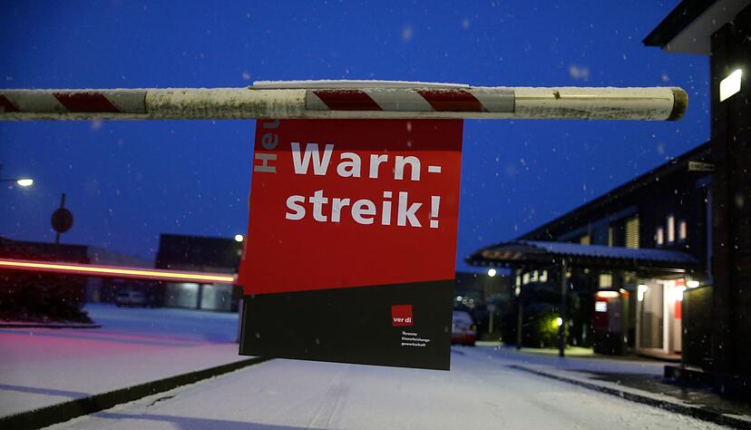 Ein Plakat mit der Aufschrift «Warnstreik» hängt an einer Schranke am Bus-Depot der DSW21.