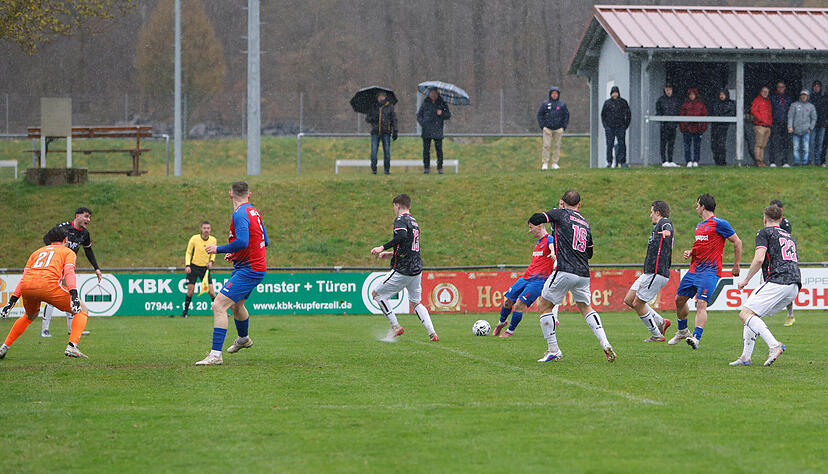 Hannes Scherer (Dritter von links) soll beim Schuss von Luke Knapp im Abseits gestanden haben. Da hatte die Schiedsrichter wohl einen G&ouml;ppinger (Zweiter von links) aus den Augen verloren.
