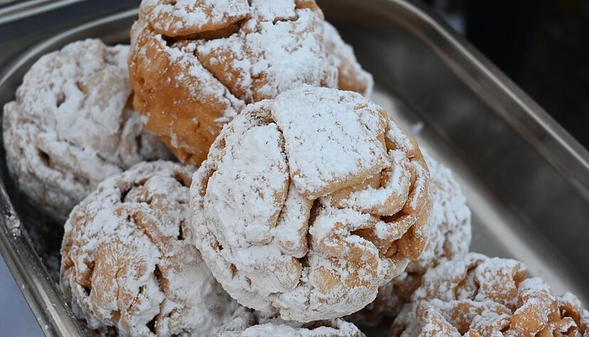Schneeballen backen &minus; das gab es auch in Laibach früher vor allem zu großen Feiern wie Konfirmationen und Taufen. Seit mindestens 300 Jahren ist das Backen von Schneeballen bekannt.
