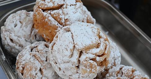 Schneeballen backen &minus; das gab es auch in Laibach früher vor allem zu großen Feiern wie Konfirmationen und Taufen. Seit mindestens 300 Jahren ist das Backen von Schneeballen bekannt.