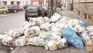 In Heilbronn sorgen Gelde S&auml;cke immer wieder f&uuml;r Unmut, vor allem wenn sie zu lange liegen oder aufplatzen.Foto: Archiv/Veigel