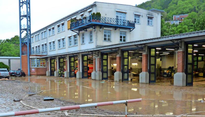 Wenn selbst &minus; wie hier beim Hochwasser 2016 in Künzelsau &minus; die Feuerwache "Land unter!" meldet, braucht es ein ausgefeiltes Konzept für den reibungslosen Ablauf der Rettungsarbeiten. Foto: Archiv