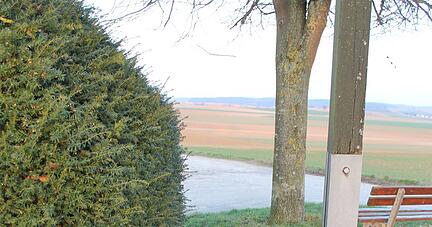 Brauner Fleck zwischen Hecke und Kreuz: Die Platte ist verschwunden.
Foto: Simon Gajer Brauner Fleck zwischen Hecke und Kreuz: Die Platte ist verschwunden.
Foto: Simon Gajer