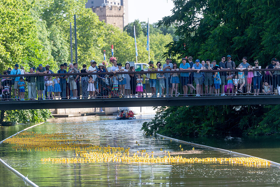 Wer während des Heilbronner Lichterfests ein Los gekauft hat, kann nicht nur auf einen Gewinn hoffen, sondern unterstützt damit auch soziale Projekte. Wer während des Heilbronner Lichterfests ein Los gekauft hat, kann nicht nur auf einen Gewinn hoffen, sondern unterstützt damit auch soziale Projekte.