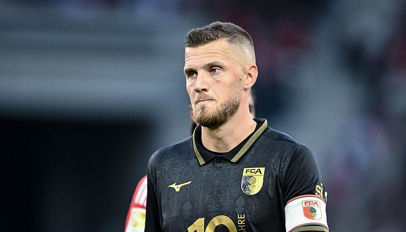 Jeffrey Gouweleeuw ist Kapitän und dienstältester Spieler des FC Augsburg. (Archivfoto)