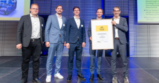 Michael Hartte, Fabian Mittnacht, Josua Printz und Technikvorstand Stefan Müller von Bürkert bei der Urkundenübergabe durch Staatssekretär Andre Baumann.