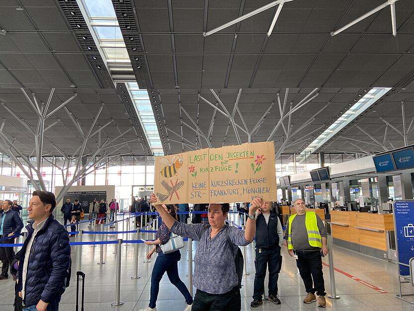 Protestaktion der "Letzten Generation" am Flughafen Stuttgart Protestaktion der "Letzten Generation" am Flughafen Stuttgart