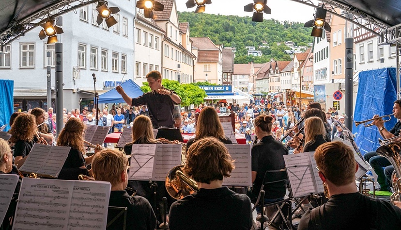 Zahlreiche Künzelsauer Vereine machen das Stadtfest mit einem bunten Rahmenprogramm zu einem besonderen Erlebnis. Zahlreiche Künzelsauer Vereine machen das Stadtfest mit einem bunten Rahmenprogramm zu einem besonderen Erlebnis.