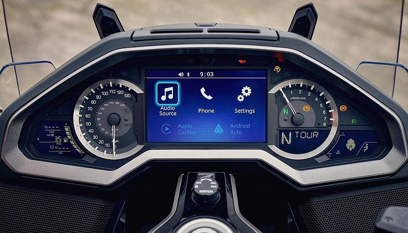 Ein Blick auf das Cockpit: Das zentrale TFT-Display hält alle wichtigen Infos bereit. Ein Blick auf das Cockpit: Das zentrale TFT-Display hält alle wichtigen Infos bereit.
