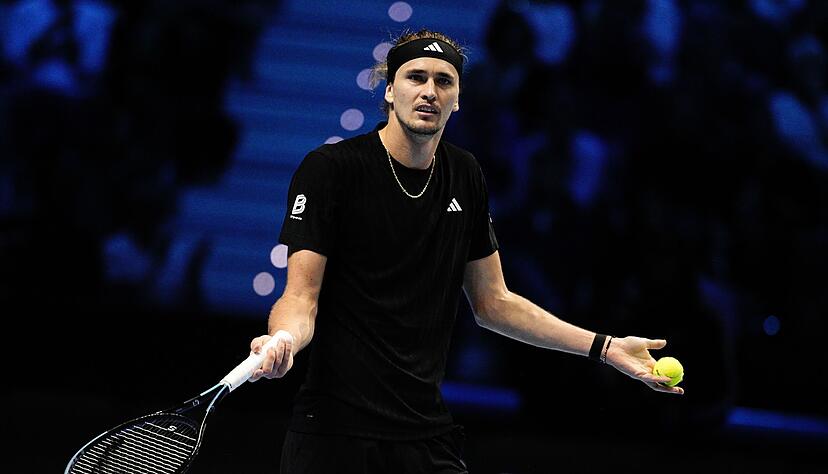 Alexander Zverev kann nur schwer fassen, dass er bei den ATP Finals in der Vorrunde gescheitert ist. Alexander Zverev kann nur schwer fassen, dass er bei den ATP Finals in der Vorrunde gescheitert ist.