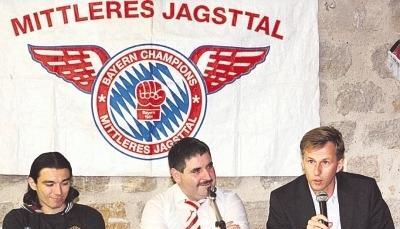 Fanclub-Vorsitzender Georg Stadtmüller (Mitte), Bayern-Spieler Danijel Pranjic (links) und Co-Trainer Andries Jonker 2009 im Gespräch.Foto: Archiv/Jens Gerner Fanclub-Vorsitzender Georg Stadtmüller (Mitte), Bayern-Spieler Danijel Pranjic (links) und Co-Trainer Andries Jonker 2009 im Gespräch.Foto: Archiv/Jens Gerner