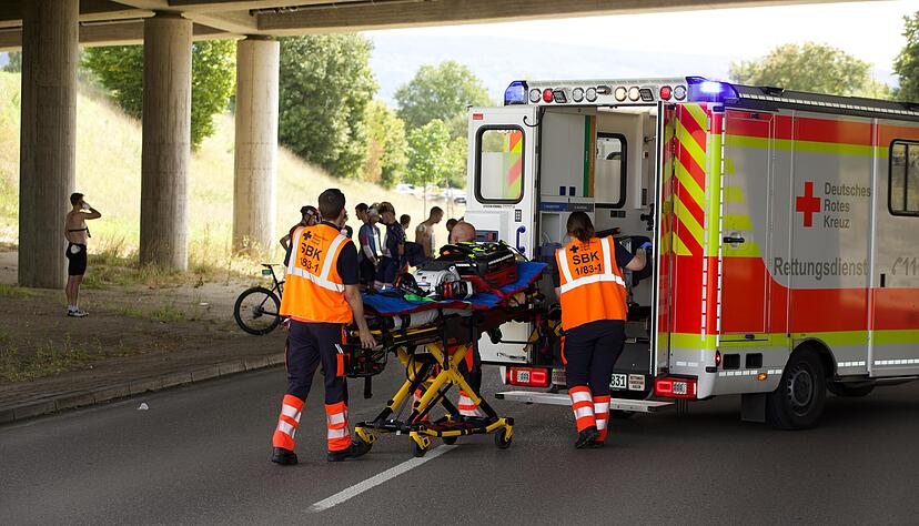Einsatzkräfe von dem Deutschen Roten Kreuz verarzten verunglückte Radfahrer. Ein Fahrradrennen bei Bad Dürrheim endet mit einem Massensturz. Die Polizei meldet Dutzende Verletzte.