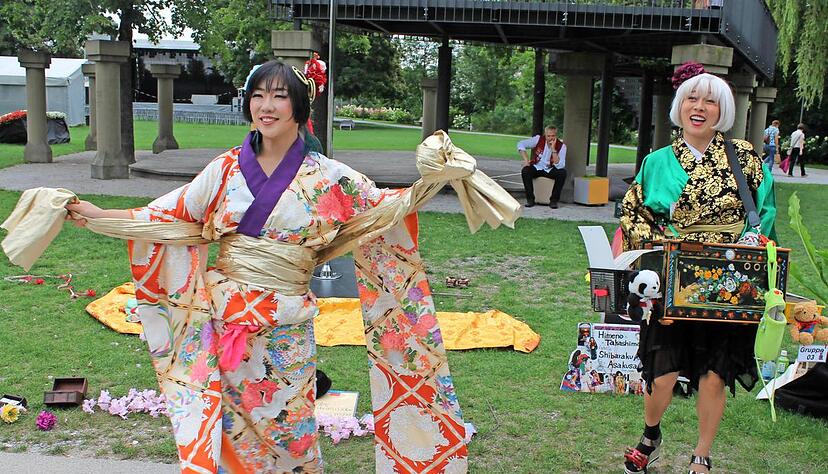 Auch in Japan kennt man Drehorgeln. Aus Tokio sind Shibaraku Asakusa (rechts) und Himeno Takashima zur Laga nach &Ouml;hringen gereist.Fotos: Bettina Hachenberg