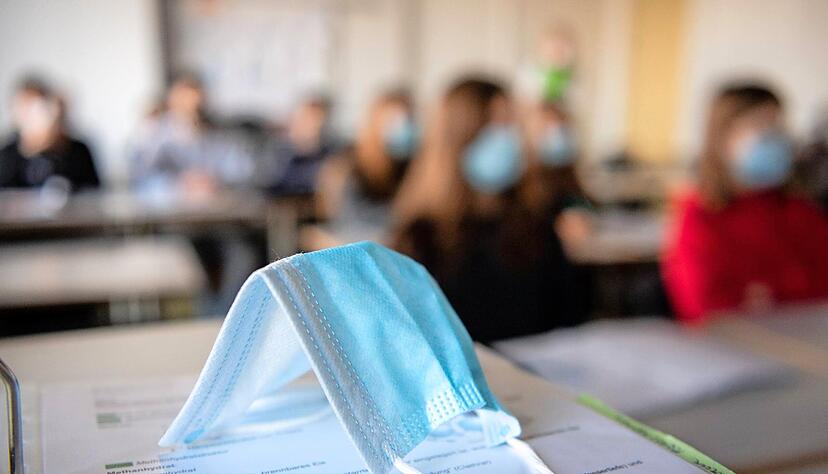 Wohin mit der Maske? Derzeit ist sie fester Bestandteil während des Unterrichts. Ab dem 18. Oktober soll die Pflicht gelockert werden.
Foto: dpa Wohin mit der Maske? Derzeit ist sie fester Bestandteil während des Unterrichts. Ab dem 18. Oktober soll die Pflicht gelockert werden.
Foto: dpa