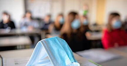 Wohin mit der Maske? Derzeit ist sie fester Bestandteil während des Unterrichts. Ab dem 18. Oktober soll die Pflicht gelockert werden.
Foto: dpa Wohin mit der Maske? Derzeit ist sie fester Bestandteil während des Unterrichts. Ab dem 18. Oktober soll die Pflicht gelockert werden.
Foto: dpa