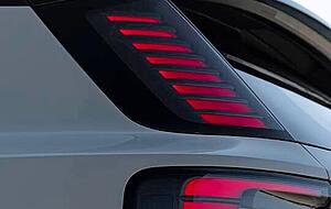 Markantes Volvo-Design mit zweigeteilten Heckleuchten.