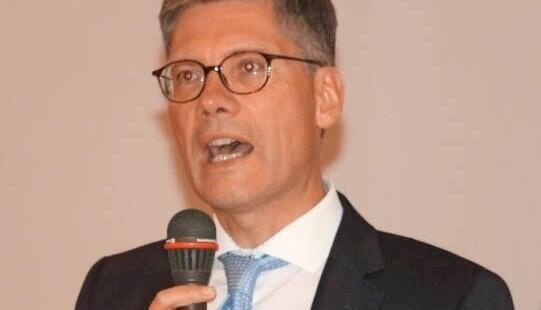 Staatssekretär Christian Hirte kontert die Kritik der Gegner klug und cool.