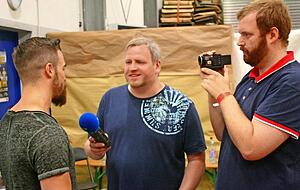 Interview mit dem Lokalsender in der improvisierten Umkleidekabine: Dominik Britsch steht Rede und Antwort.