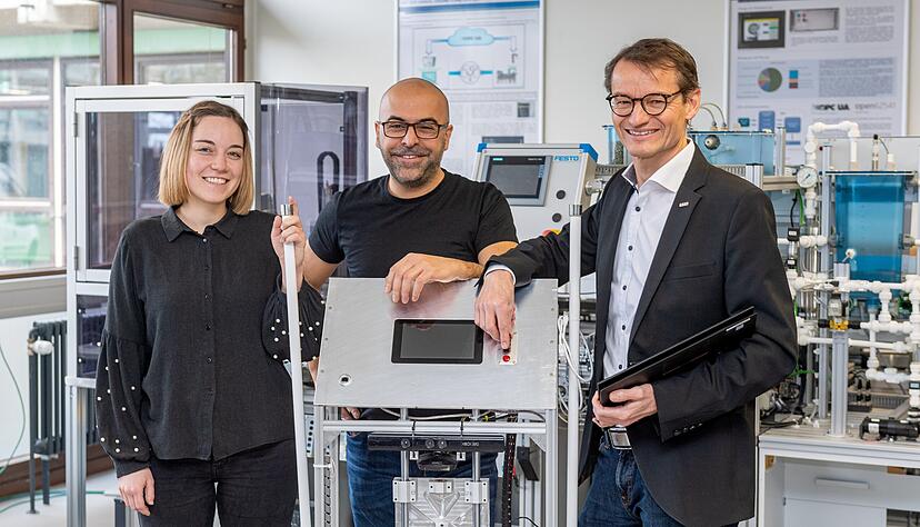 Sie wollen Start-ups den richtigen Rahmen bieten: Gr&uuml;ndungsbotschafterin Linda Tiedemann vom Gr&uuml;nderprojekt Shuttle im Labor mit Martin Vural vom Gr&uuml;nderzentrum Startklar und Professor Andreas Hoch. Foto: Mario Berger