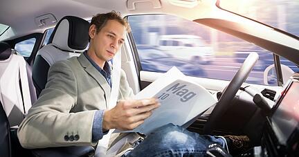 Heute noch Science Fiction, aber langfristig Realit&auml;t: Der Fahrer wird zum Passagier und hat Zeit f&uuml;r andere Dinge im Auto. Foto: dpa