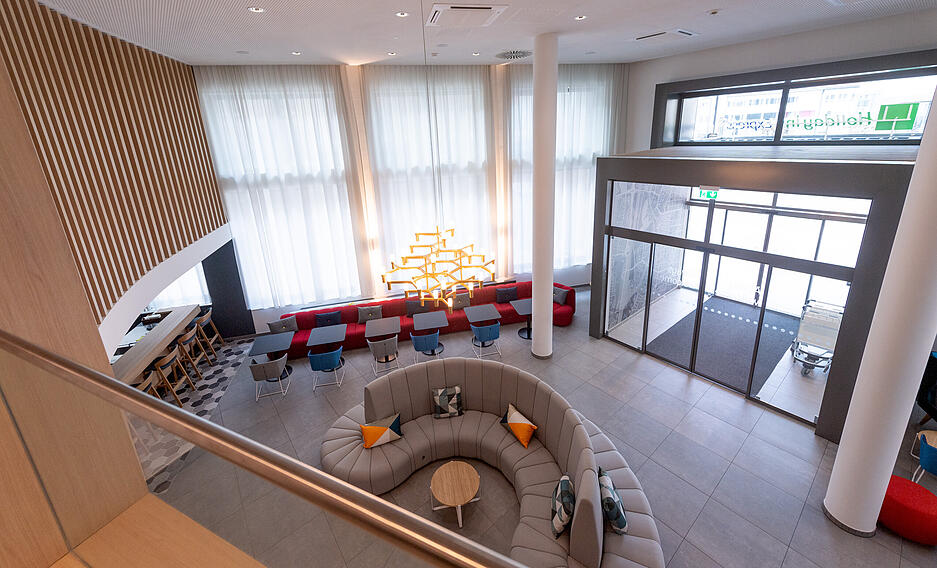 Herzst&uuml;ck des Holiday Inn Express ist die offene Lobby, die man vom Kiliansplatz aus erreicht.