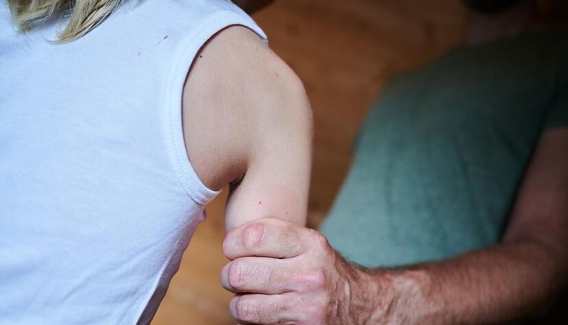 Die Jugend&auml;mter stellten 2024 bei rund 72.800 Kindern oder Jugendlichen eine Gef&auml;hrdung fest. (Symbolbild)