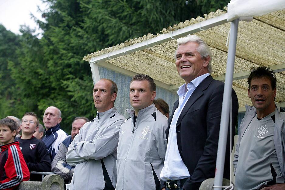 2007 verantwortete Rapolder den Zweitligisten TuS Koblenz. An seiner Seite: Co-Trainer Mario Basler. Trotz Punktabzügen schaffte Rapolder gleich drei Mal den Klassenerhalt mit Koblenz. 2007 verantwortete Rapolder den Zweitligisten TuS Koblenz. An seiner Seite: Co-Trainer Mario Basler. Trotz Punktabzügen schaffte Rapolder gleich drei Mal den Klassenerhalt mit Koblenz.