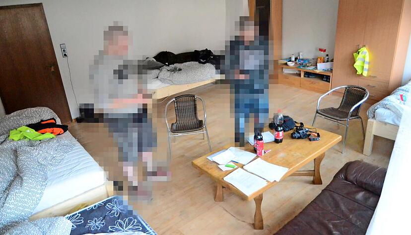 Das Zimmer ist neu eingerichtet. Jeder Bewohner in der mit einem Dutzend Männern belegten Wohnung bezahlt aber stolze 200 bis 280 Euro. Das Zimmer ist neu eingerichtet. Jeder Bewohner in der mit einem Dutzend Männern belegten Wohnung bezahlt aber stolze 200 bis 280 Euro.
