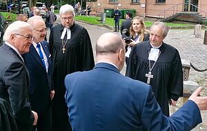 Bundespr&auml;sident Frank-Walter Steinmeier und sein lettischer Amtskollege Egil Levits bei der Ankunft an der St. Petrikirche in Riga. In der Mitte, direkt neben den beiden Pr&auml;sidenten, steht der Reutlinger Pr&auml;lat Markus Schoch.