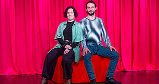 &bdquo;Wir geben hier keine L&ouml;sung vor, wir machen keinen Aufruf, dies und das m&uuml;sste getan werden&ldquo;: Regisseurin Alina Sophie Sch&auml;fer mit Hauptdarsteller Richard Feist. Am Samstag ist Premiere von &bdquo;Ich, Akira&ldquo; im Salon 3.