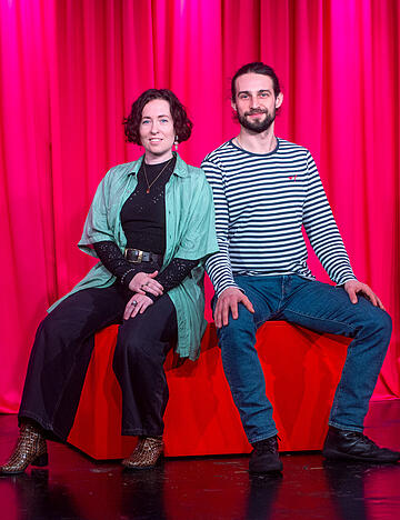 &bdquo;Wir geben hier keine L&ouml;sung vor, wir machen keinen Aufruf, dies und das m&uuml;sste getan werden&ldquo;: Regisseurin Alina Sophie Sch&auml;fer mit Hauptdarsteller Richard Feist. Am Samstag ist Premiere von &bdquo;Ich, Akira&ldquo; im Salon 3.