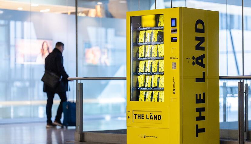 Der Sticker-Automat soll zun&auml;chst bis Ende des Jahres am Flughafen stehen.