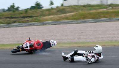 Michael Schumacher rutscht bei einem Motorrad-Crash 2008 über die Piste.