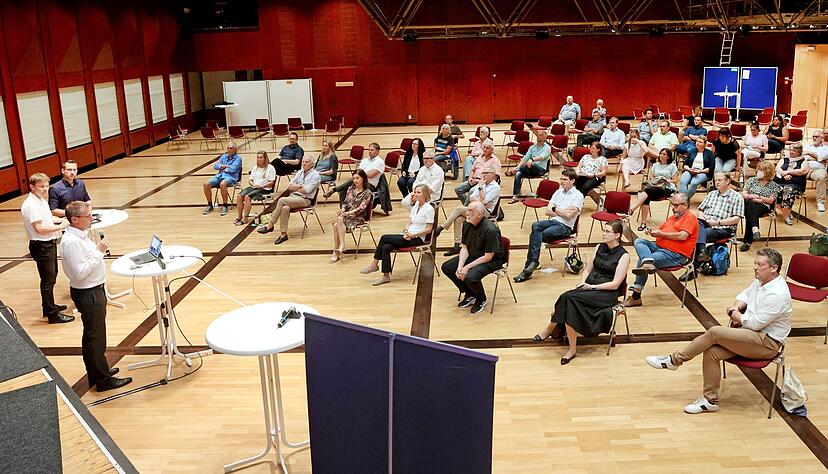 Viele Interessierte sind nicht zur B&uuml;rgeranh&ouml;rung gekommen, die Anwesenden hatten daf&uuml;r aber jede Menge Fragen im Gep&auml;ck.