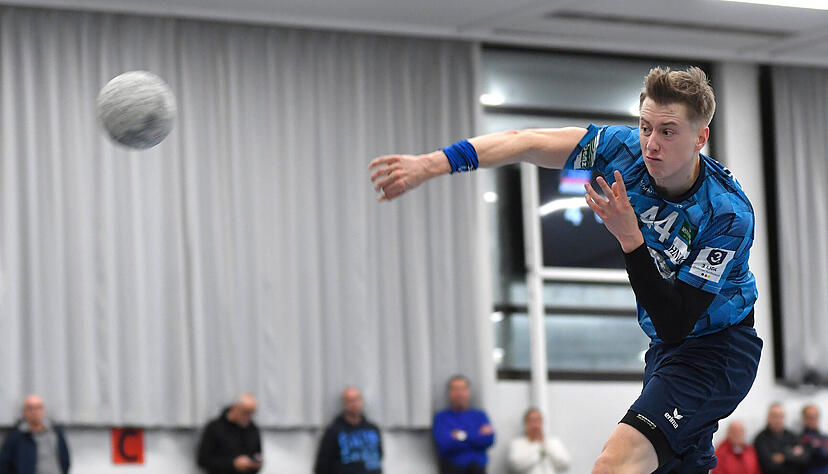 Wei&szlig; ebenso was er am TSB hat, wie der Verein wei&szlig;, was er an seinem Linksau&szlig;en hat: Yannik Starz spielt auch 2026/2027 in der Stauwehrhalle.