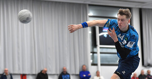 Wei&szlig; ebenso was er am TSB hat, wie der Verein wei&szlig;, was er an seinem Linksau&szlig;en hat: Yannik Starz spielt auch 2026/2027 in der Stauwehrhalle.