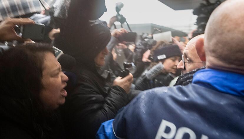 Angeh&ouml;rige konfrontieren Barbesitzer Moretti mit Wut und Trauer. (Archivbild)