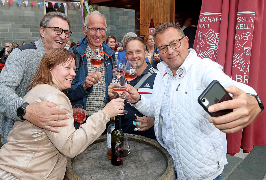 In Gesellschaft genießen die Besucher des Heilbronner Weindorfs eine der vielen Sorten Wein, Secco und Sekt.