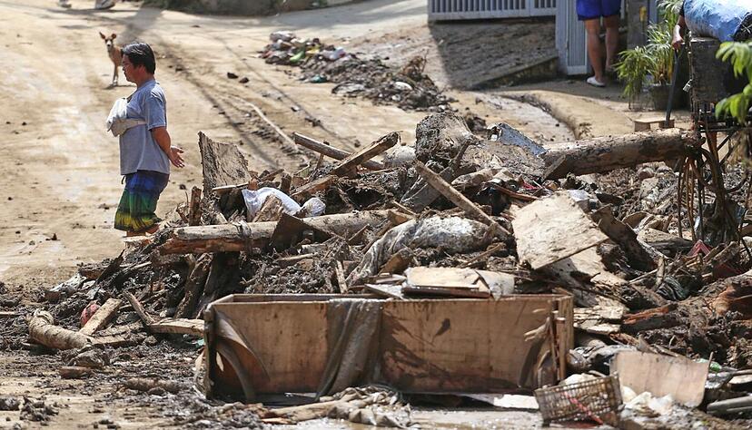 Trümmer entlang einer Straße auf den Philippinen. Trümmer entlang einer Straße auf den Philippinen.