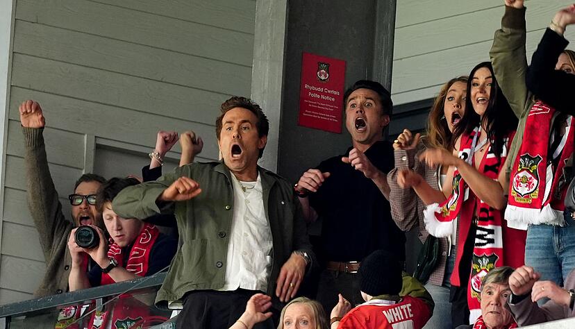 Die Clubinhaber Ryan Reynolds und Rob Mac gelten als leidenschaftliche Fans und sind regelm&auml;&szlig;ig bei den Spielen des AFC Wrexham. (Archivbild)