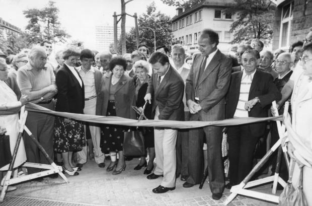 1980: Umgeben von zahlreichen Bürgern gibt der Erste Bürgermeister Dr. Manfred Weinmann den Zugang zur neuen Allee-Post-Passage frei. 1980: Umgeben von zahlreichen Bürgern gibt der Erste Bürgermeister Dr. Manfred Weinmann den Zugang zur neuen Allee-Post-Passage frei.