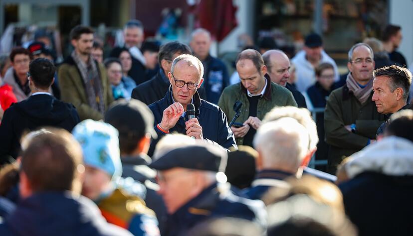 CDU-Chef Merz spricht in Meschede mit Bürgern. CDU-Chef Merz spricht in Meschede mit Bürgern.