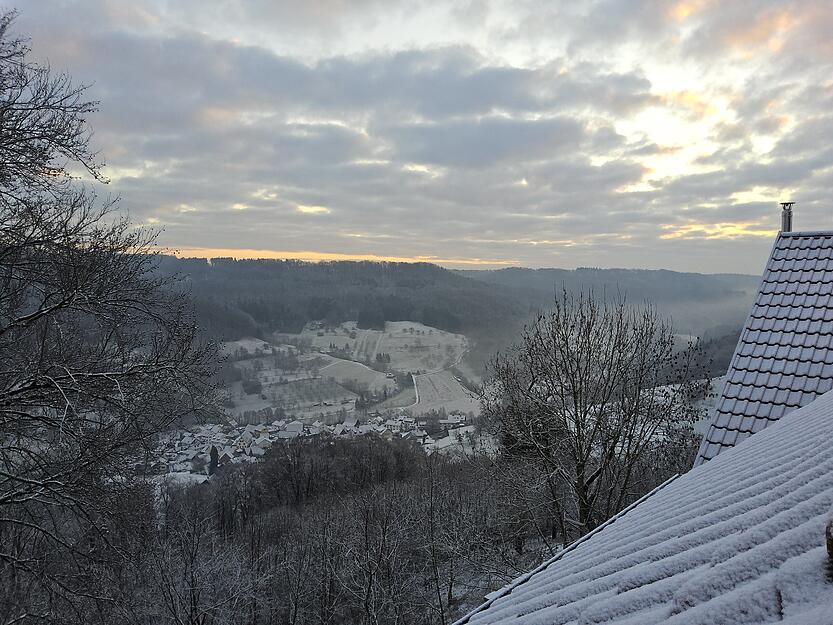 Der Blick vom östlichen Maienfels ins Brettachtal nach Bretzfeld-Brettach (Hohenlohekreis) zeigt ebenfalls eine Winterwelt. Der Blick vom östlichen Maienfels ins Brettachtal nach Bretzfeld-Brettach (Hohenlohekreis) zeigt ebenfalls eine Winterwelt.