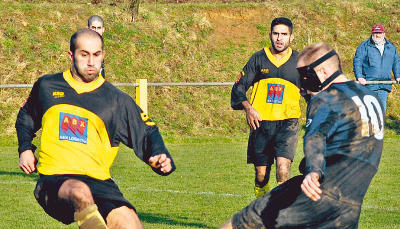 Maskenball: Janis Crone vom SV Waldhof Mannheim II bremst Daniel &Ouml;zmen (links) vom SV Treschklingen aus. Am Ende haben die Waldhof-Buben im Kellerduell der Fu&szlig;ball-Landesliga Rhein-Neckar mit 2:1 die Nase vorn.
          Foto: Klaus K r&uuml;ger