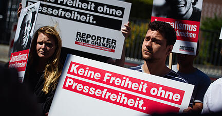 Demonstranten halten Banner mit der Aufschrift "Keine Freiheit ohne Pressefreiheit".
