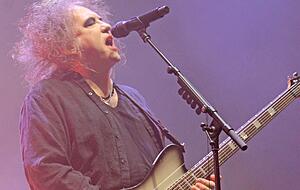 Robert Smith beeindruckt seine Fans bis heute mit seiner Stimme.
Foto: Klöppel